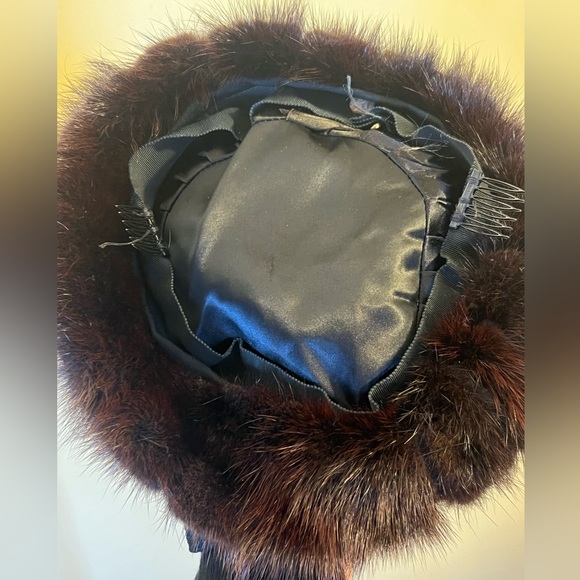 Vintage Mink Black/Burgundy Pillbox Beret w/Satin Lining, 2 Clips - 1960s - Picture 6 of 7